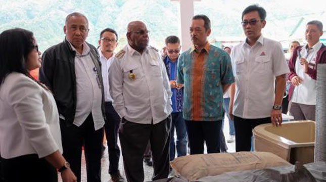 Marketing and Supply Chain Director of Cement Indonesia Ahyanizzaman reviewed the readiness of cement retail stores in Puncak Jaya and Wamena regencies.