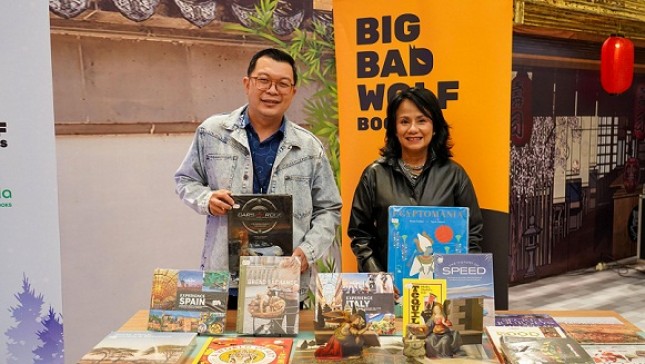 The President Director of Big Bad Wolf Indonesia, Uli Silalahi (right), and the Vice President of PT Bank Central Asia Tbk (BBCA), Fandy, at Mall@Alam Sutera Tangerang on Tuesday (28/11/2023). (Source: Photo of Big Bad Wolf Indonesia)