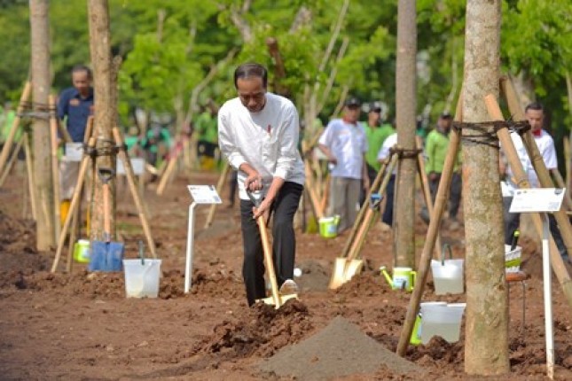 President Jokowi Joins Tree Planting Activity in Pulogadung Industrial Area