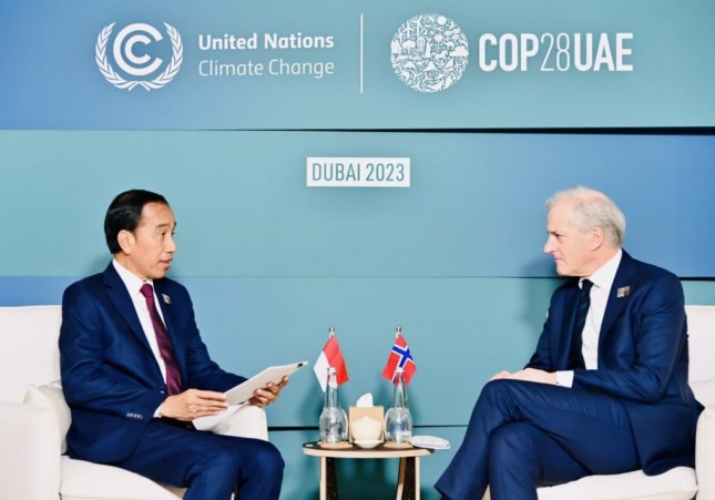 President Jokowi held a bilateral meeting with Norwegian PM Jonas Gahr Støre on the sidelines of WCAS COP28 activities in the Bilateral Room, Expo City Dubai, Dubai, on Friday (12/11/2023). (Photo: BPMI Setpres/Laily Rachev)