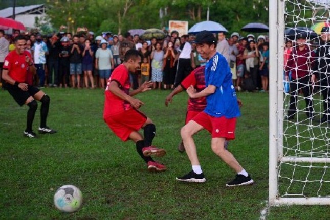 President Jokowi Enjoys Playing Football with NTT Residents
