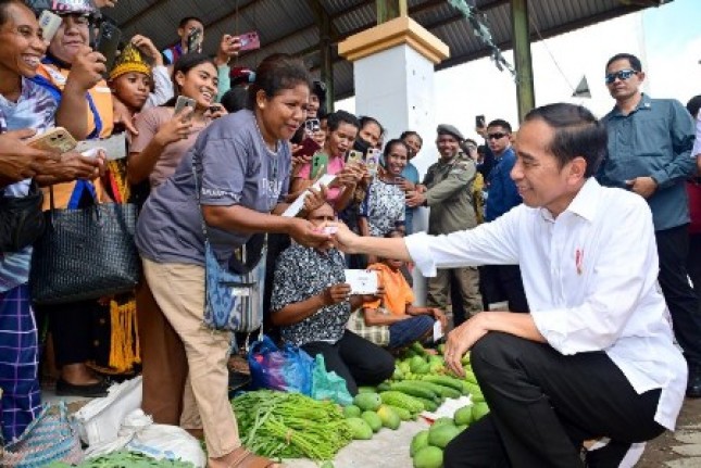 President Jokowi Inspects Prices at Danga Market, East Nusa Tenggara