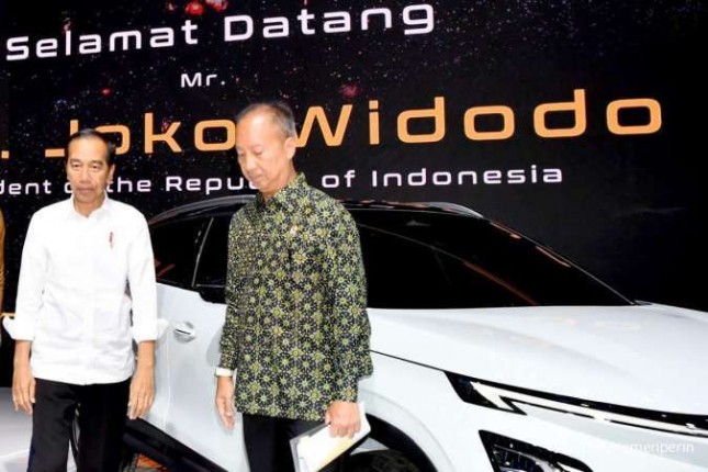 Jokowi and Industry Minister Agus Gumiwang 