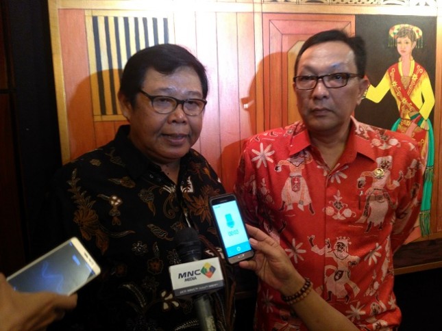 Sarnadi Adam famous Betawi painter along with Deputy Chairman of Parliament Cooperation Board (BKSP) Regional Representative Council (DPD) RI Dailami Firdaus Open Betawi Painting Actor, at Hotel Marina Ancol Tuesday (15/08/2017) Photo: Industry.co.id