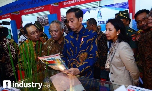 President Jokowi accompanied by State Minister of State Own Enterprises, Minister of PUPR and President Director of Bank BTN at IPEX 2017 (dok Industry.co.id)