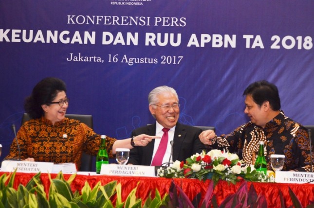 Minister of Industry, Airlangga Hartarto, together with Health Minister Nila Moeloek and Trade Minister Enggartiasto Lukita before the Press Conference of Financial Note and RUU APBN 2018 in Jakarta, August 16, 2017.