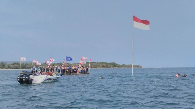 Raising the Red and White Flag from the bottom of the sea for the 72nd Anniversary of the Republic of Indonesia was held at Tanjung Lesung Beach, Banten, Thursday (17/08/2017). (INDUSTRY.co.id/Irvan AF)