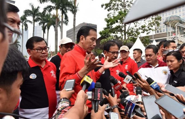 President Jokowi after Delivery of Land Rights Certificate National Strategy Program Jabodetabek, in the field Park and Ride, Sunday (20/8). (Photo: Humas / Jay)