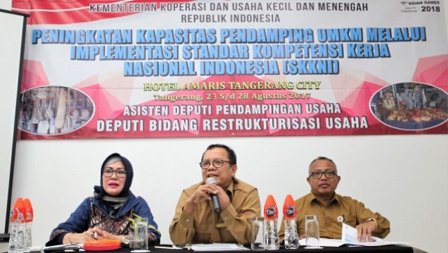 Deputy for Business Restructuring of the Ministry of Cooperatives and SMEs Abdul Kadir Damanik accompanied by Assistant Deputy Assistant of Business Eviyanti Nasution