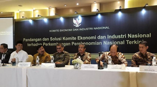 Chairman of the National Industrial Economy Committee, Soetrisno Bachir (second from left) at a focused group discussion. (Photo: Direction / Harry Muthahhary)