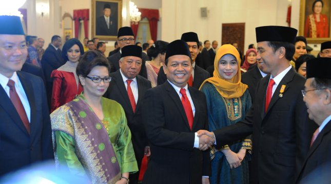 Soetrisno Bachir was congratulated by President Jokowi after being sworn in as Chairman of KEIN, at the State Palace, Jakarta, Wednesday (20/1/2016). (Photo: Setkab / Rahmat)