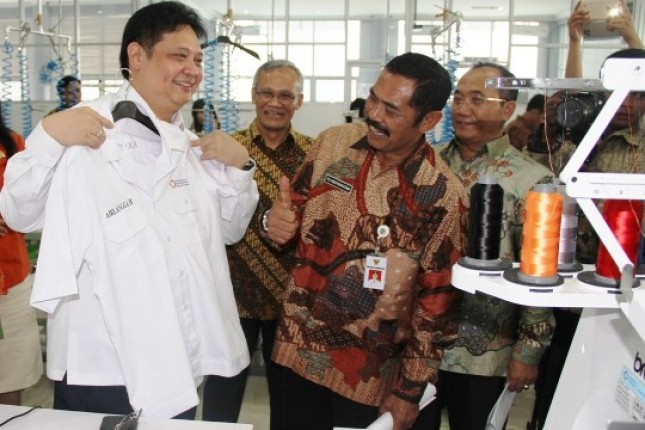 Minister of Industry Airlangga Hartarto visits to TPT factory in Solo (Photo Humas)