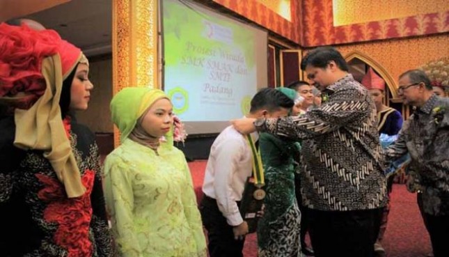 Menperin Airlangga Hartarto throw a medal to the graduate of SMK Padang (Photo Humas)