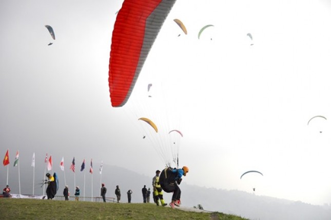 In the midst of cloudy weather, a participant of the 2017 Trophy Parallian World Cross Paralayang, taking off at Mount Mas Ronde I, Saturday (12/8). (Photo: TAGOR SIAGIAN / HUMAS FASI)