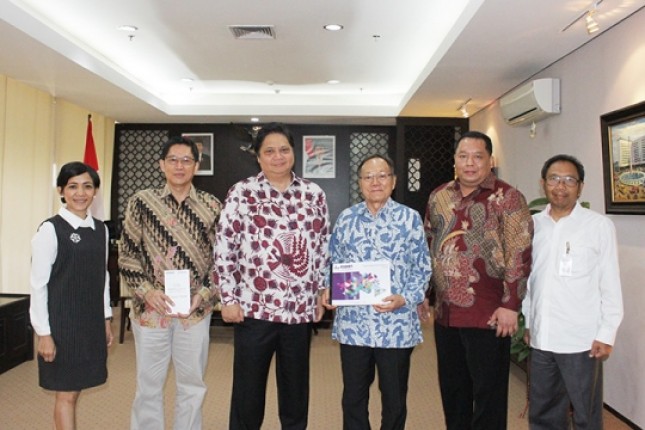 Minister of Industry Airlangga received a visit from the Leader of PT Propan Water Based Paint Factory (Photo Humas)