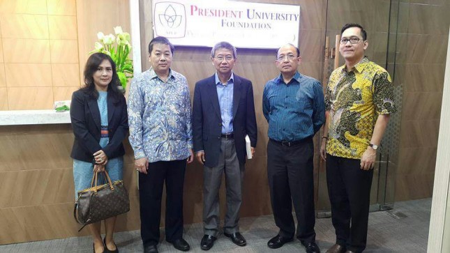 Founder President University SD Darmono dan Chairman GAPMMI Adhi S Lukman usai Menandatangani Kerjasama PresUniv - Gapmmi