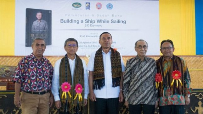 Photo: Chairman of the Foundation of the University of Flores, Lori Gadi Djou - Founder and Chairman of PT Jababeka, S.D Darmono - Vice Regent Ende Djafar Achmad - Rector of Flores University, Stefanus - Academician, Komaruddin Hidayat (Dok: TPP)