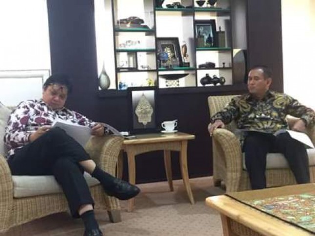Menperin Airlangga Hartarto along with President Director of PT Semen Baturaja Rahmad Pribadi (Photo Ridwan)