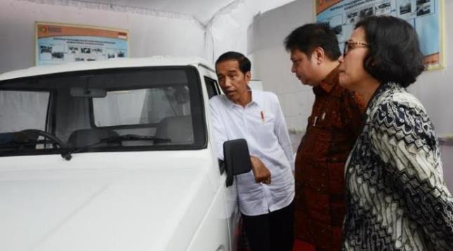 Menperin Airlangga Hartarto with President Jokowi and Finance Minister Sri Mulyani (Foto Setkab)