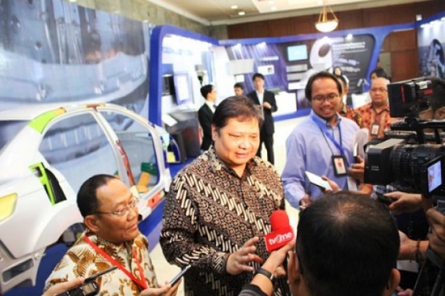 Minister of Industry Airlangga Hartarto along with President Director of Krakatau Steel Mas Wigrantoro Roes Setiyadi gave a press statement after 2017 Indonesia Steel Conference: Road to 10 Million Ton Cilegon Steel Cluster (Photo Humas Kemenperin)