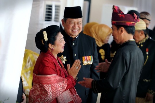 President Jokowi talks with the 6th President SBY in the ceremony of the 72nd anniversary of RI, at Istana Merdeka, Jakarta (Photo: Humas / OJI)