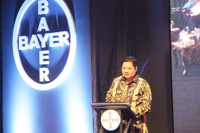 Menperin Airlangga Appreciation of PT Bayer for its Contribution to Indonesia (Photo Ridwan)