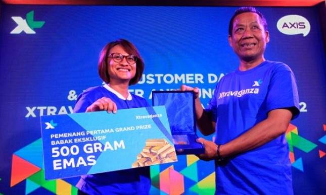 Presdir & CEO XL Axiata, Dian Siswarini menyerahkan hadiah kepada pemenang pertama Grand Prize babak eksklusif, Bapak Ubeidillah dalam acara Program Apresiasi Bagi Pelanggan di Jakarta. Senin (4/9).
