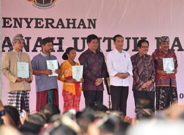 Presiden Jokowi saat menyerahkan sertifikat di Lapangan Pusat Pemerintahan Kabupaten Badung, Bali, Jumat (8/9). (Foto: Humas/Anggun)