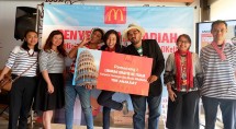 McDonalds Indonesia Hands Package Gifts to Italy (Photo Dok Industry.co.id)