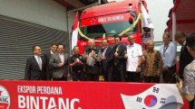 Trade Minister Enggartiasto Lukita along with South Korean Ambassador to Indonesia Kim Chang-beom unveils starter export of starter to South Korea