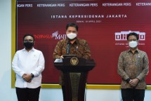 Coordinating Minister for Economic Affairs Airlangga Hartarto, accompanied by Minister of Religious Affairs Yaqut Cholil Qoumas and Minister of Health Budi G. Sadikin