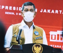 Head of the COVID-19 Handling Task Force Doni Monardo delivers a press statement after a Limited Meeting on Handling of COVID-19 Pandemic, Monday (3/5/), in Jakarta. (Photo: PR of Cabinet Secretariat/Agung)