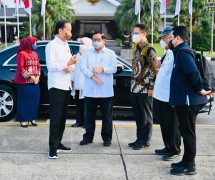 President Jokowi Tuesday (08/09) talks with several ministers in his administration before departing for West Kalimantan province for a working visit via Halim Perdanakusuma Airport, Jakarta. (Photo by: BPMI of Presidential Secretariat/Laily Rachev)