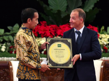 President Jokowi receives an award from Director General of the International Rice Research Institute Jean Balié, at the State Palace, Jakarta, Sunday (08/14). (Photo by: BPMI of Presidential Secretariat/ Kris)