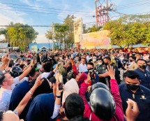 Baubau residents greet President Jokowi, Monday (09/26). (Photo by: BPMI of Presidential Secretariat/Kris) 
