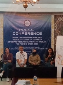 Rully Prayoga (dressed in white), the Campaign Manager of World Animal Protection (WAP) Indonesia, is giving a press statement. (Photo: Bang Abe)