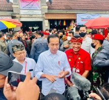 President Jokowi visits Baturiti market, Tabanan, Bali, on Thursday (02/02). Photo by: BPMI of Presidential Secretariat. 
