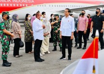 President Jokowi was greeted by the Governor of North Sumatra Edy Rahmayadi at the Soewondo Air Force Base, Medan City, North Sumatra Province, Wednesday (08/02/2023). (Photo: BPMI Setpres/Laily Rachev)