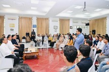 President Jokowi on Friday (02/10) met with a number of young Acehnese at PT Pupuk Iskandar Muda Meeting Hall, North Aceh regency, Aceh province. Photo by: BPMI of Presidential Secretariat/Laily Rachev.
