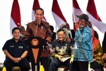 President Jokowi accompanied by BUMN Minister Erick Thohir and Cabinet Secretary Pramono Anung had a dialogue with Saifudin, at the Bamboo Forest Tourism, Balikpapan City, East Kalimantan, Wednesday (22/02/2023). (Setkab/Agung)