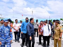 President Jokowi and Mrs. Iriana Jokowi arrived at the Anang Busra Air Force Base, Tarakan, Kaltara, Tuesday (28/02/2023). (Photo: BPMI Setpres)
