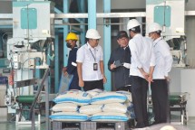 President Jokowi and Cabinet Secretary Pamono Anung along with a number of other officials visited the Bulo Rice Milling Center in Sragen, Saturday (11/03/2023). (Photo: Public Relations of Setkab/Agung)