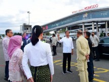 President Jokowi and Mrs. Iriana Joko Widodo upon arrival at Komodo Airport, West Manggarai Regency, NTT, Monday (13/03/2023) afternoon. (Photo: BPMI Setpres/Muchlis Jr)