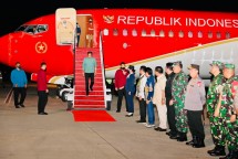 President Jokowi arrives at Sentani Airport, Jayapura regency, Papua province, Monday (03/20). (Photo by: BPMI of Presidential Secretariat/Laily Rachev)