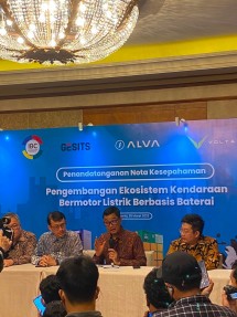 From left to right: Toto Nugroho, President Director of IBC, President Director of PLN, Darmawan Prasodjo & Abraham Theofilus, Director of PT Energi Selalu Baru