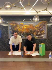 Signing of the collaboration was carried out by Hermawan Wijaya, Marketing Director of PT International Chemical Industry (ABC Lithium) and Abraham Theofilus as Director of PT Energi Selalu Baru (from left to right).