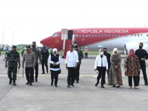 President Jokowi arrived at Juanda International Airport, East Java Province on Thursday (06/04/2023). (Photo: BPMI Setpres/Kris) 