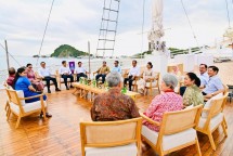 ASEAN leaders and spouses chat on pinisi ship, Wednesday (05/10) in Labuan Bajo. (Photo by: BPMI Presidential Secretariat)