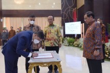 Cabinet Secretariat Pramono Anung appointed Kardwiyana Ukar as Expert Staff for Communications, Cabinet Secretariat, Thursday (25/05/2023), in Jakarta. (Photo: Public Relations of Setkab/Oji)