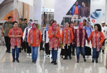 Mrs. Iriana Joko Widodo together with Mrs. Hani Pramono Anung and a number of OASE KIM members left for West Java, Tuesday (03/10/2023), using KCJB Whoosh from Halim Station. (Photo: Regency Secretariat Public Relations/Jay)